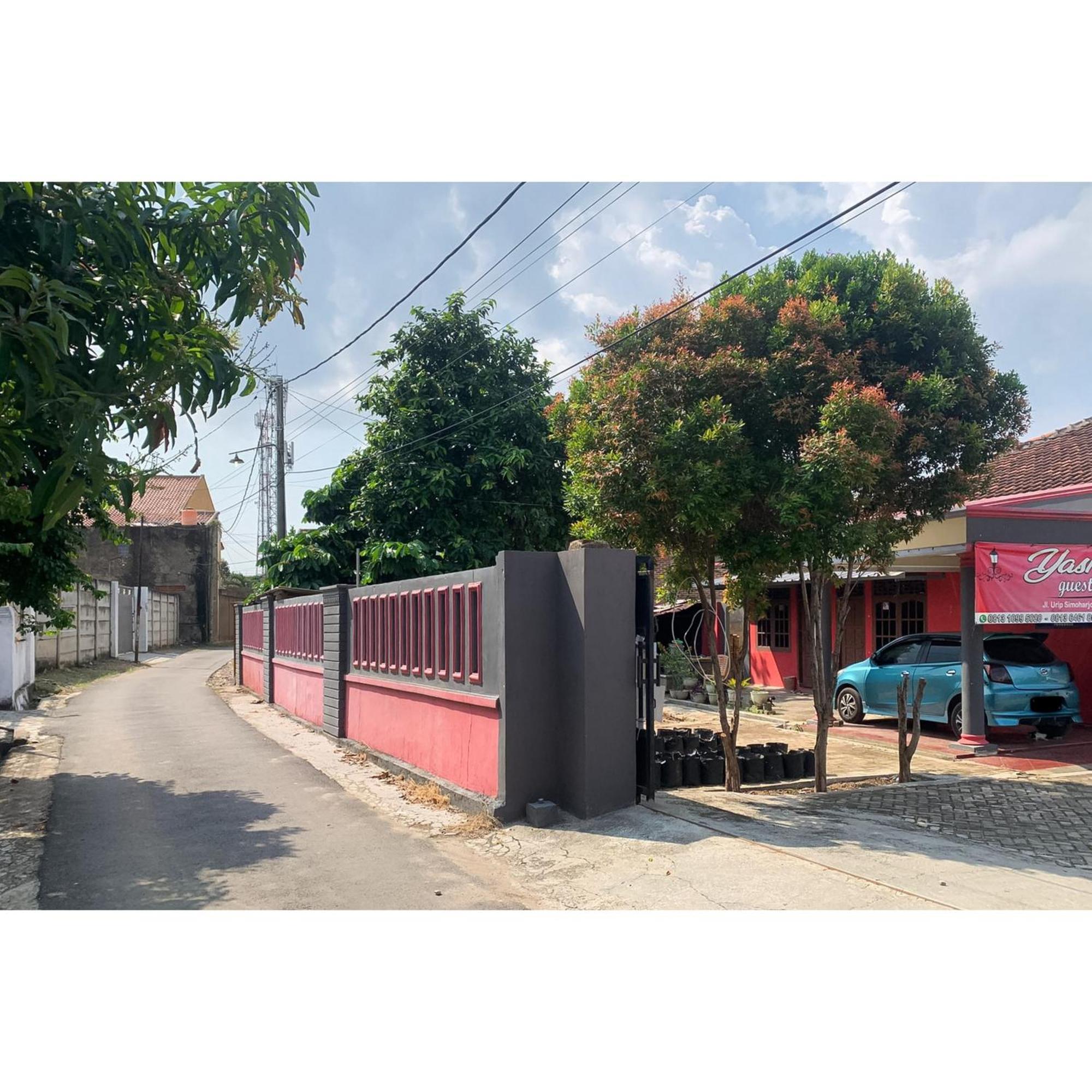 Отель Reddoorz Syariah Near Jalan Urip Sumoharjo Бандар-Лампунг Экстерьер фото